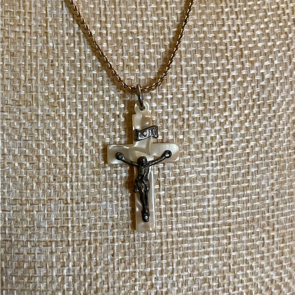 Elegant Gold Cross Pendant Necklace - Picture 2 of 8